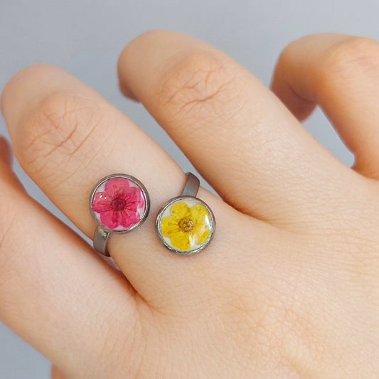 Anello Botanico "Abbraccio" con Fiori di Spirea colorati - Fatto a Mano