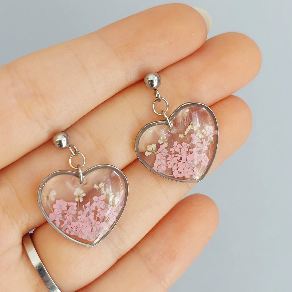 Orecchini Botanici a forma di cuore con Fiori di Carota Selvatica Rosa e Bianchi