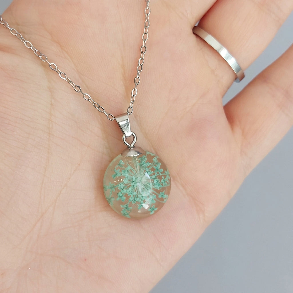 Collana Botanica con Fiore di Carota Selvatica turchese