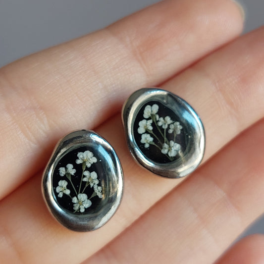 Orecchini Botanici "Sussurro" con Fiori di Carota Selvatica (variante silver con sfondo nero)