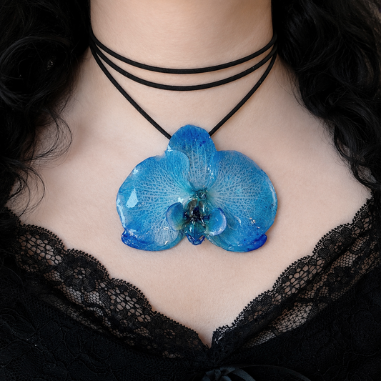 Choker Orchidea Blu - Gioiello Botanico Fatto a Mano