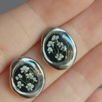 Orecchini Botanici "Sussurro" con Fiori di Carota Selvatica (variante silver con sfondo nero)