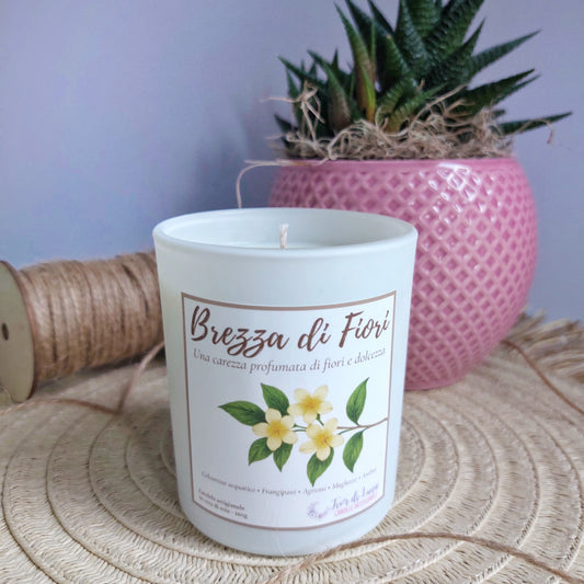 Candela Artigianale "Brezza di Fiori" - Una carezza profumata di fiori e dolcezza
