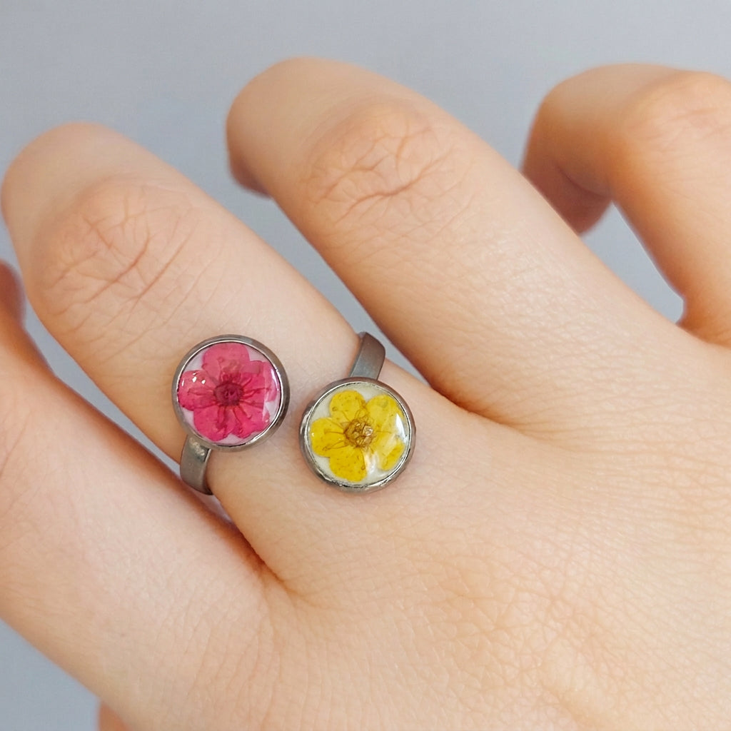 Anello Botanico "Abbraccio" con Fiori di Spirea colorati - Fatto a Mano