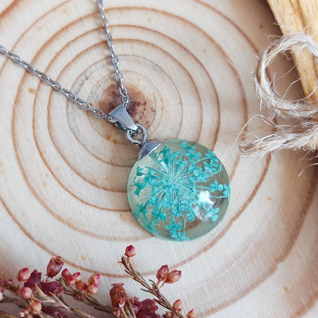 Collana Botanica con Fiore di Carota Selvatica turchese