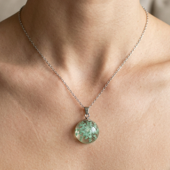 Collana Botanica con Fiore di Carota Selvatica turchese