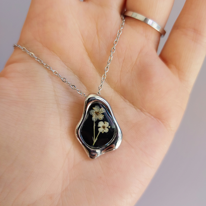 Collana con ciondolo con Fiori di Sambuco - "Rinascita"