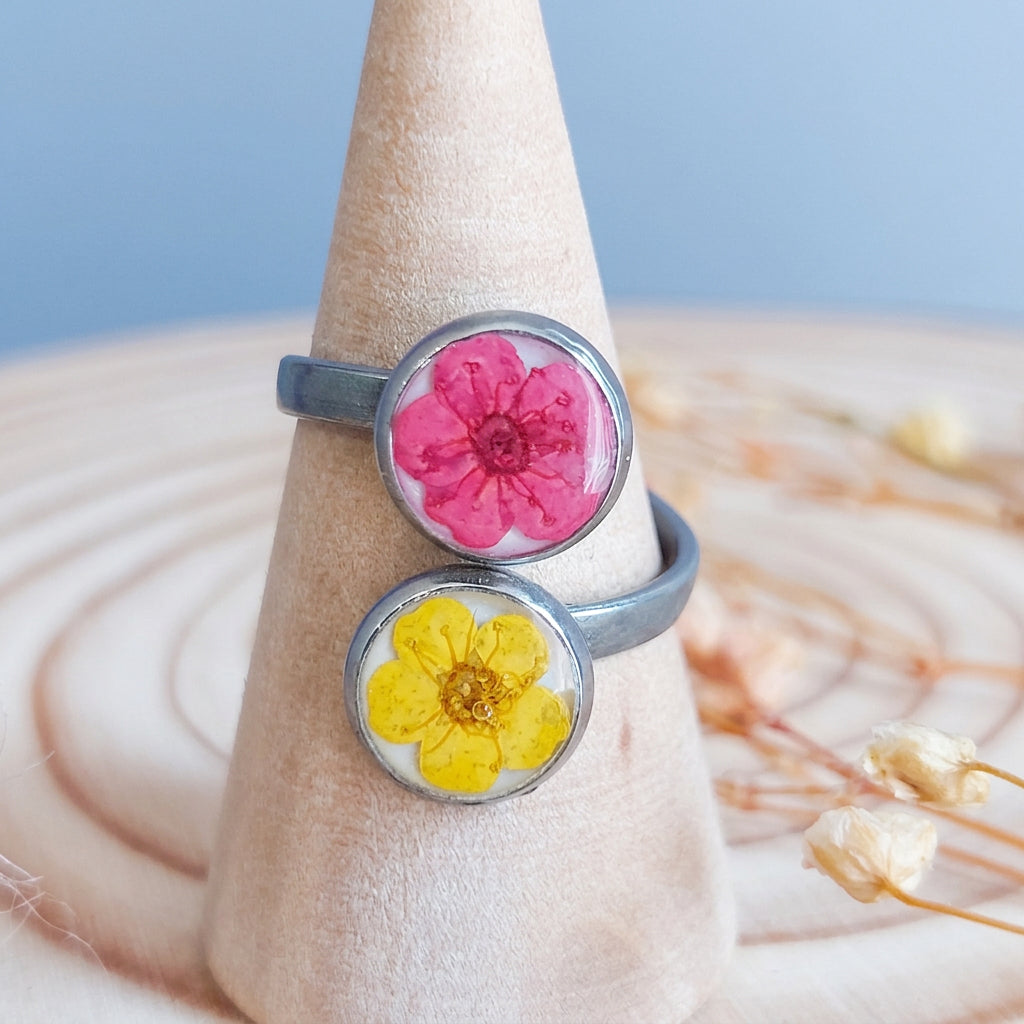 Anello Botanico "Abbraccio" con Fiori di Spirea colorati - Fatto a Mano
