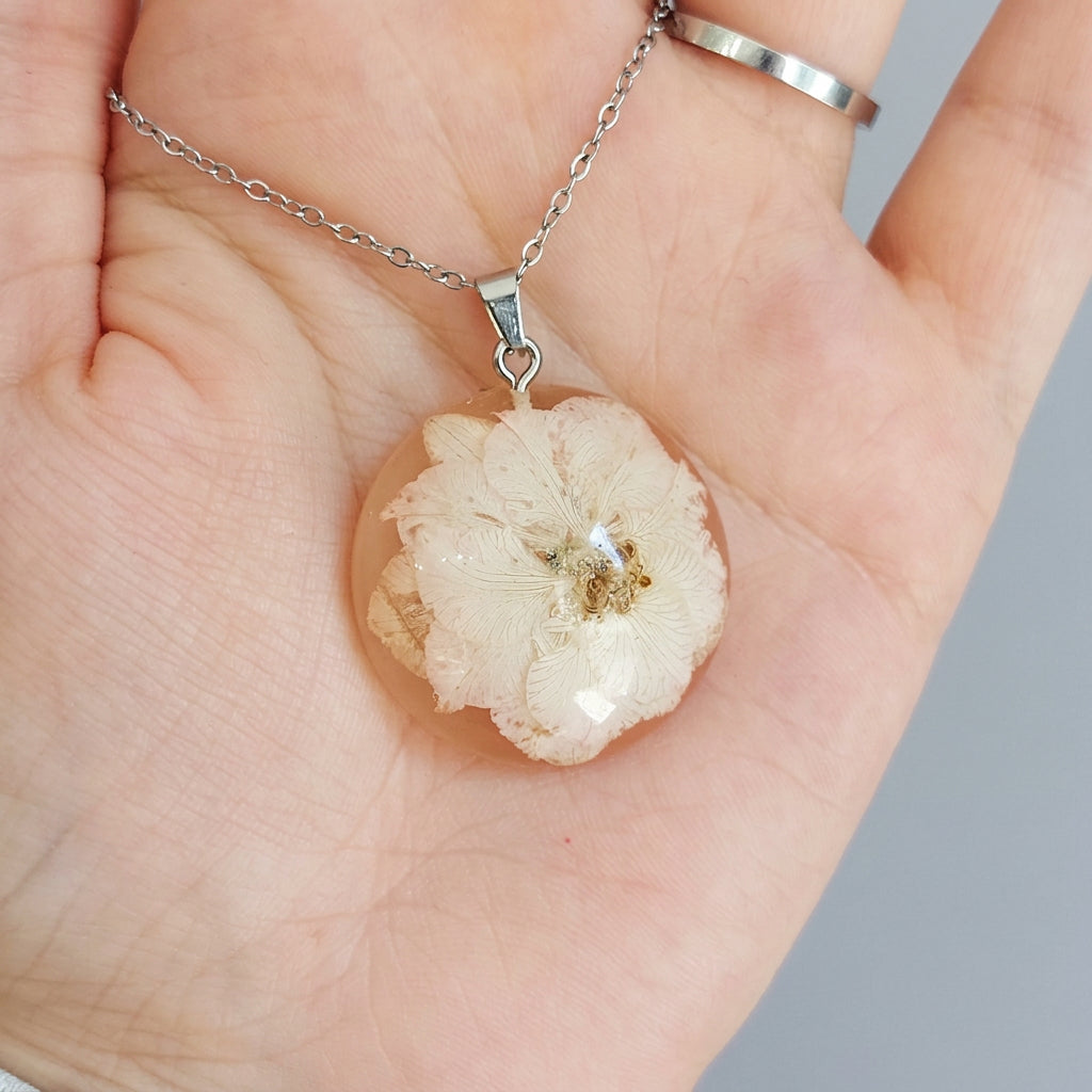 Collana Botanica con Delphinium rosa
