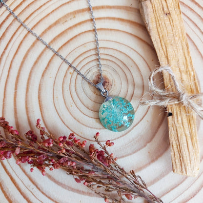 Collana Botanica con Fiore di Carota Selvatica turchese