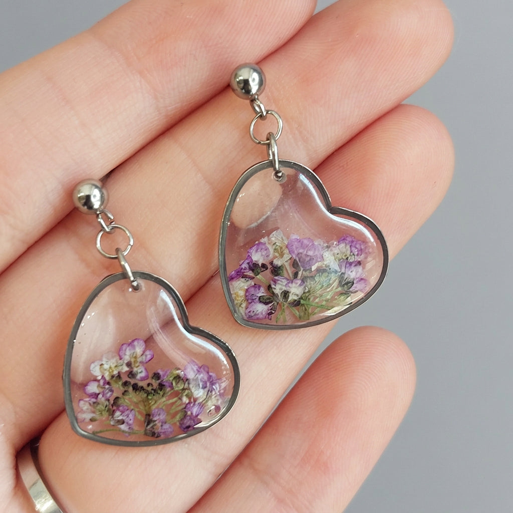 Orecchini Botanici a forma di cuore con Fiori di Lobularia