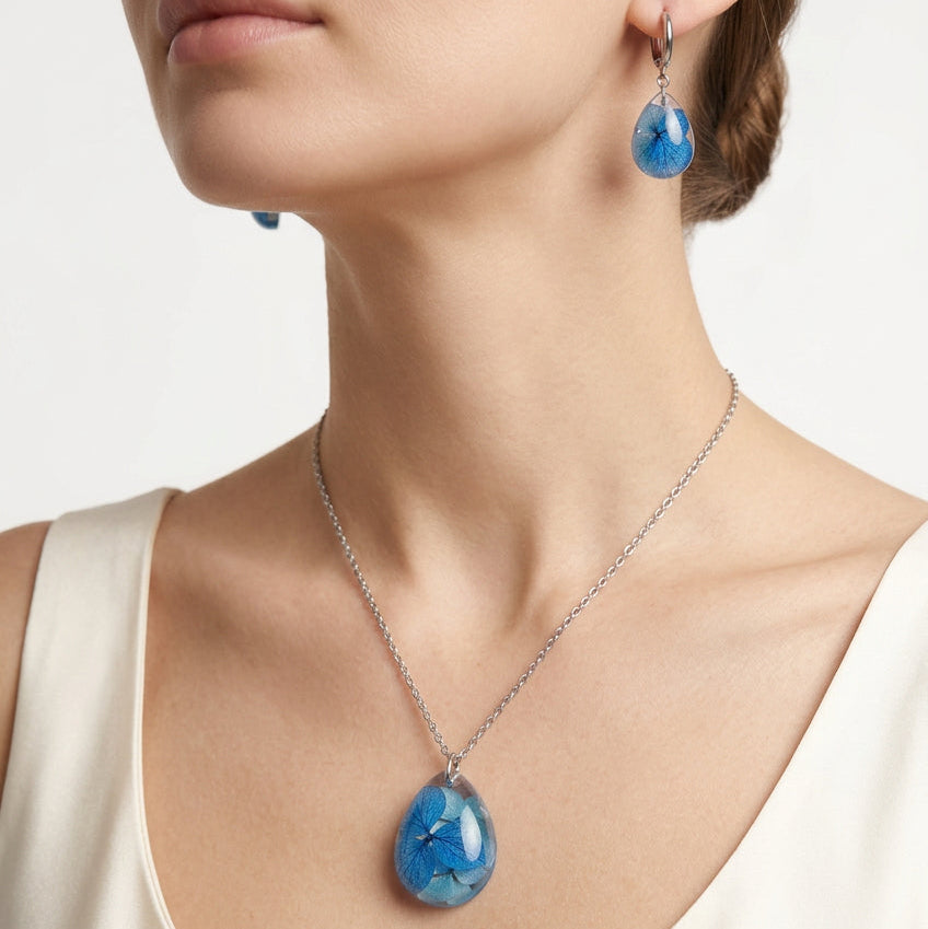 Paure Botanica "Essenza d'Ortensia" - Collana e Orecchini con Ortensie blu - Fatti a mano