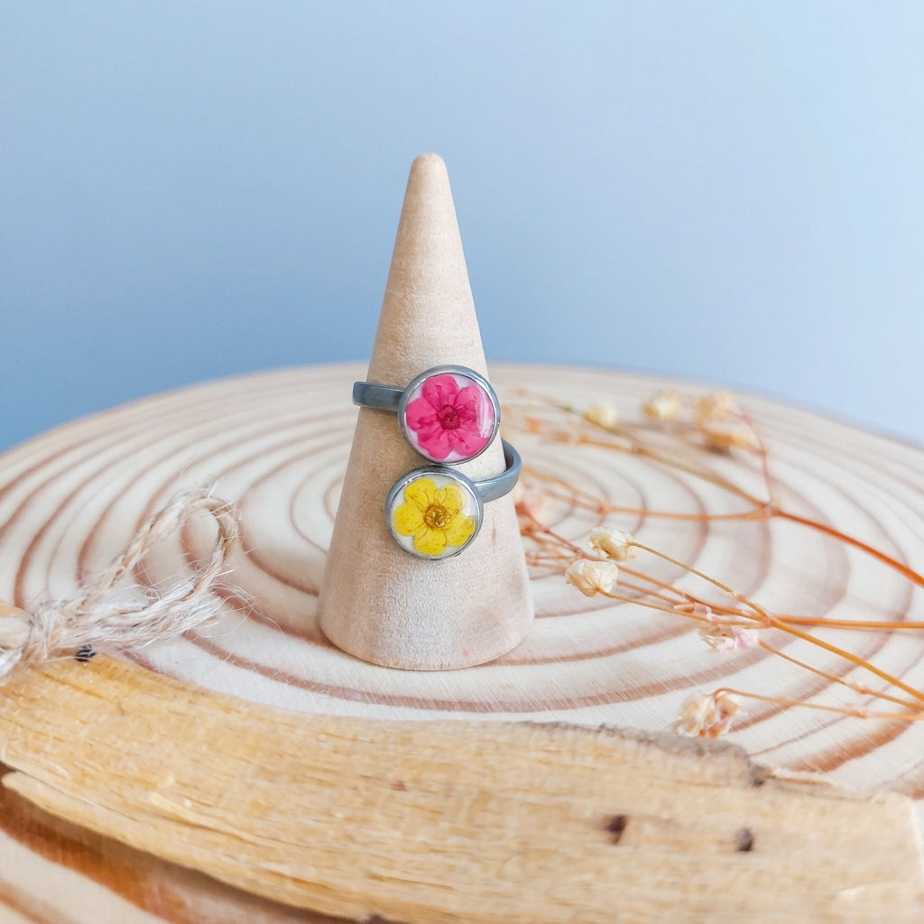 Anello Botanico "Abbraccio" con Fiori di Spirea colorati - Fatto a Mano