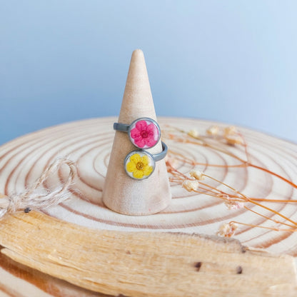 Anello Botanico "Abbraccio" con Fiori di Spirea colorati - Fatto a Mano