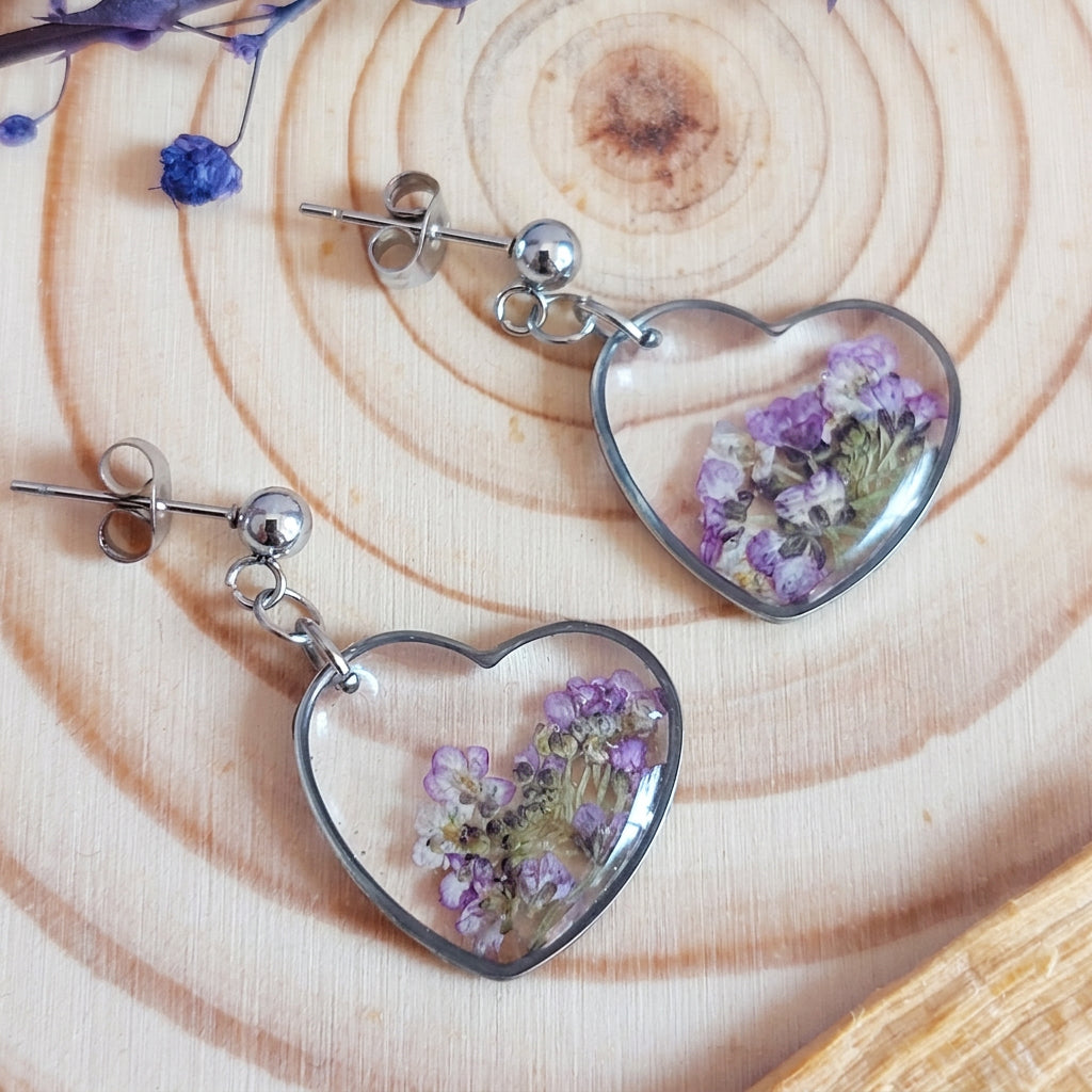 Orecchini Botanici a forma di cuore con Fiori di Lobularia