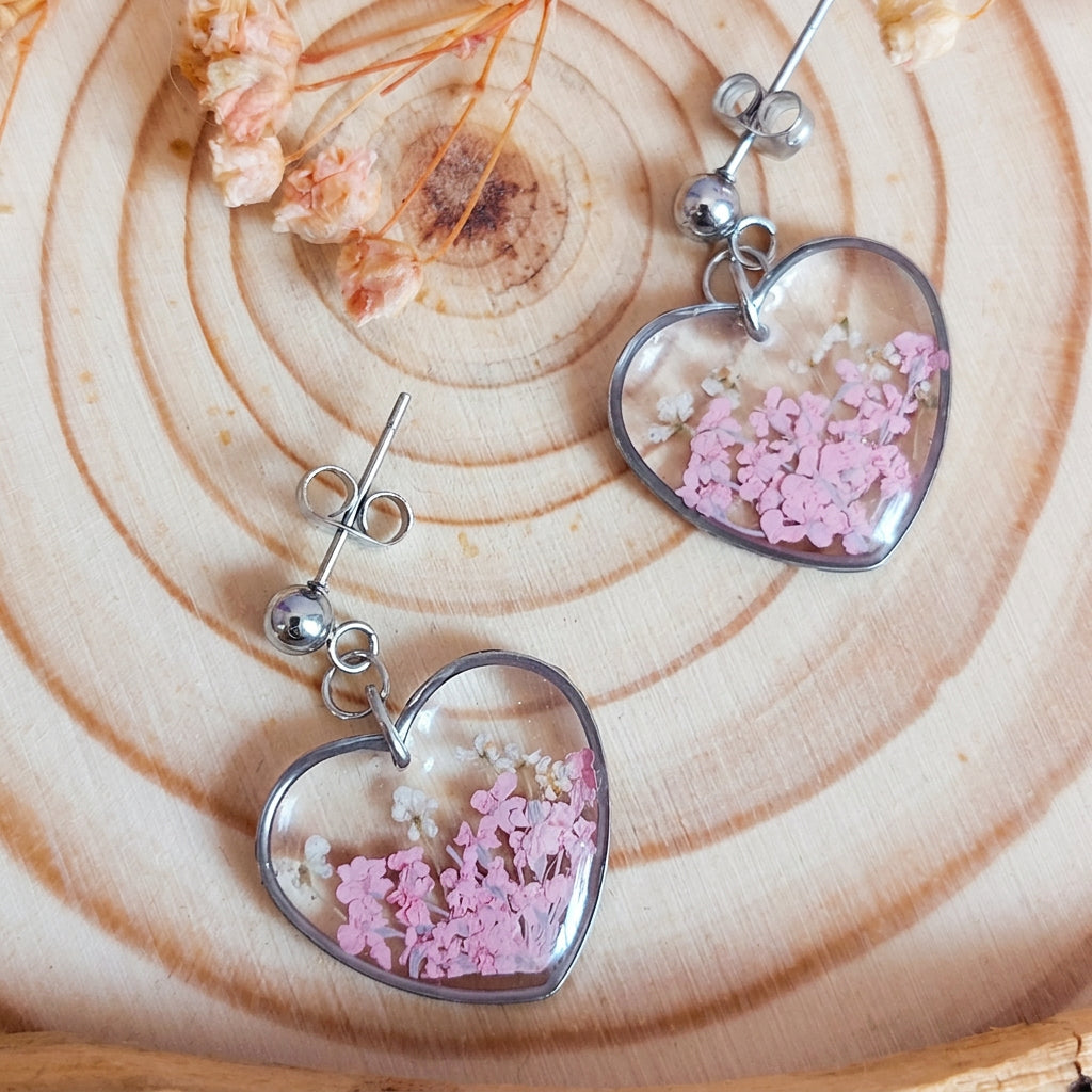 Orecchini Botanici a forma di cuore con Fiori di Carota Selvatica Rosa e Bianchi