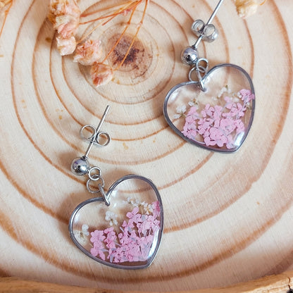 Orecchini Botanici a forma di cuore con Fiori di Carota Selvatica Rosa e Bianchi