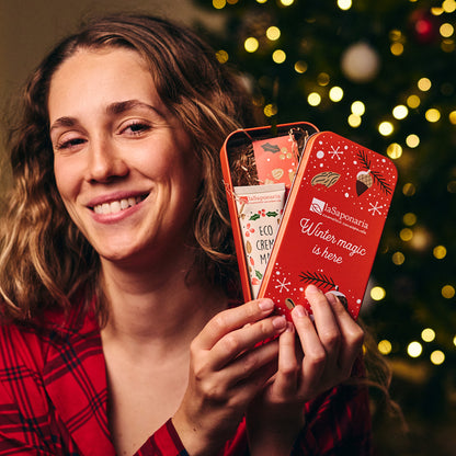 Scrigno "Festa" - Crema Mani Mandorle e Frutti Rossi + Limetta unghie - La Saponaria