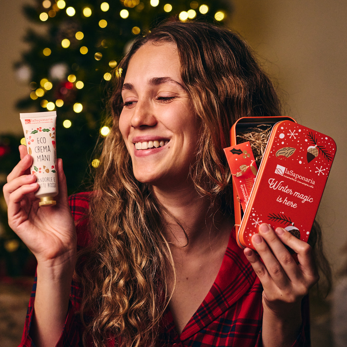 Scrigno "Festa" - Crema Mani Mandorle e Frutti Rossi + Limetta unghie - La Saponaria